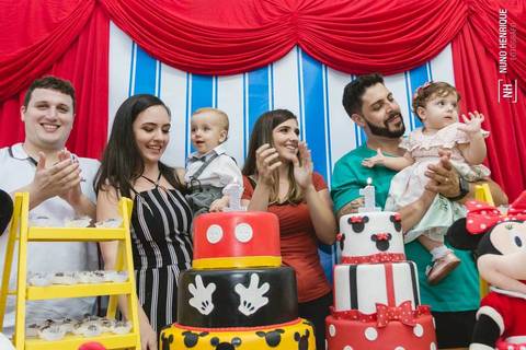 Aniversário da Valentina e do Davi com o tema do Mickey e da Minnie, no Alvi Verde Futebol Clube em São Paulo'