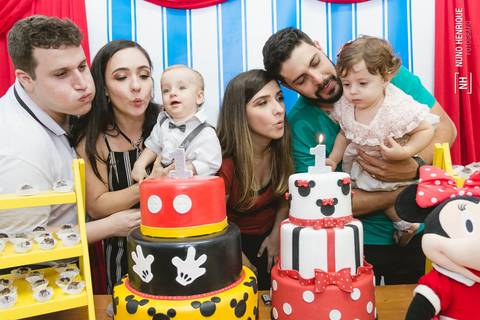 Aniversário da Valentina e do Davi com o tema do Mickey e da Minnie, no Alvi Verde Futebol Clube em São Paulo'