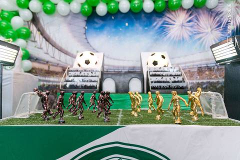 Foto da festa de aniversário do João Pedro, em clima de jogo do Palmeiras no Buffet Play Kids Pompéia, em São Paulo.'