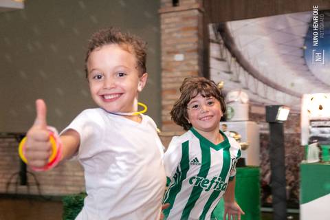 Foto da festa de aniversário do João Pedro, em clima de jogo do Palmeiras no Buffet Play Kids Pompéia, em São Paulo.'