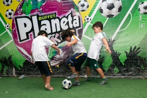 Foto da festa de aniversário do João Pedro, em clima de jogo do Palmeiras no Buffet Play Kids Pompéia, em São Paulo.'