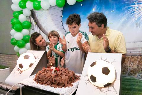Foto da festa de aniversário do João Pedro, em clima de jogo do Palmeiras no Buffet Play Kids Pompéia, em São Paulo.'
