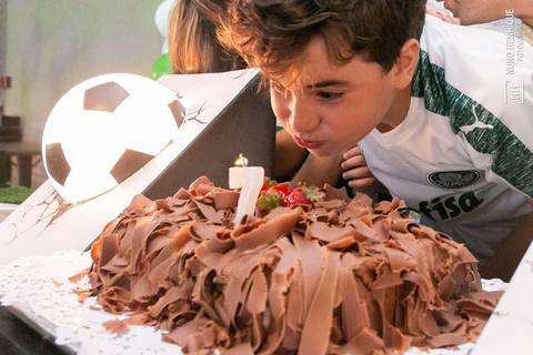 Foto da festa de aniversário do João Pedro, em clima de jogo do Palmeiras no Buffet Play Kids Pompéia, em São Paulo.'