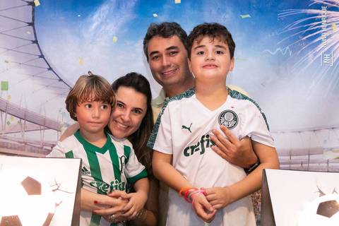 Foto da festa de aniversário do João Pedro, em clima de jogo do Palmeiras no Buffet Play Kids Pompéia, em São Paulo.'