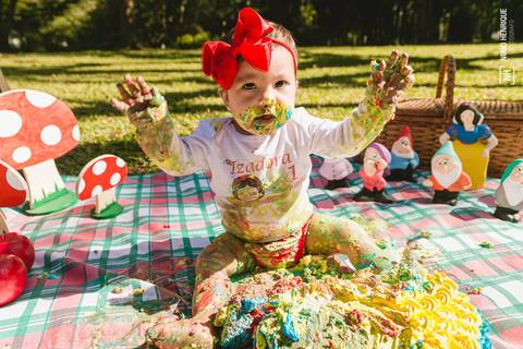 Smash the Cake da Izadora, feito no Parque Ibirapuera em São Paulo. Decoração por Les Parties.'