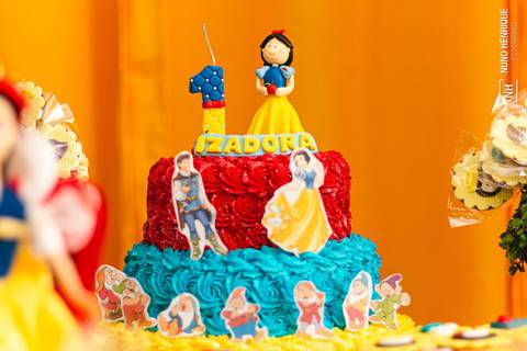 Festa infantil da Izadora com decoração da Branca de Neve, realizada na zona sul de São Paulo no bairro de Americanópolis.'