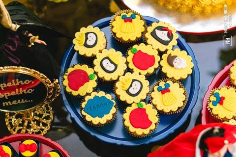 Festa infantil da Izadora com decoração da Branca de Neve, realizada na zona sul de São Paulo no bairro de Americanópolis.'