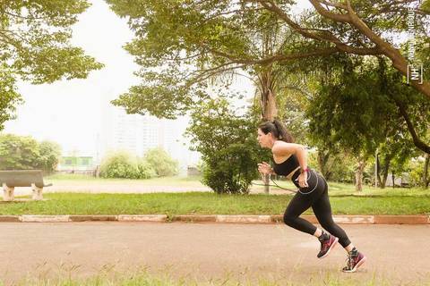 Ensaio fotográfico esportivo com a corredora Ana Pagiossi no Parque Ceret, zona leste de São Paulo.'
