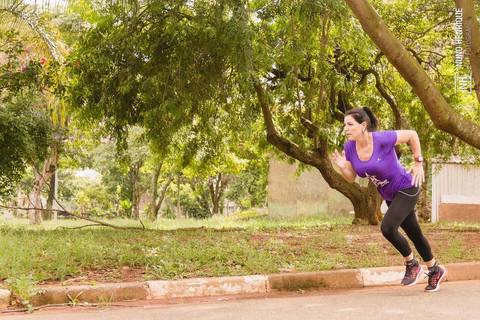 Ensaio fotográfico esportivo com a corredora Ana Pagiossi no Parque Ceret, zona leste de São Paulo.'