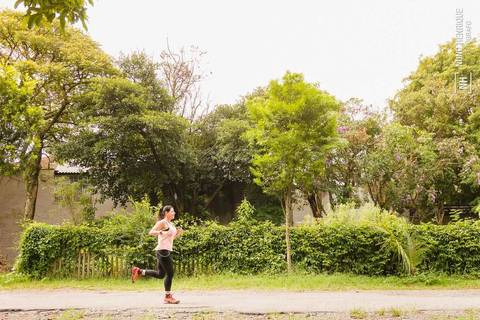 Ensaio fotográfico esportivo com a corredora Ana Pagiossi no Parque Ceret, zona leste de São Paulo.'