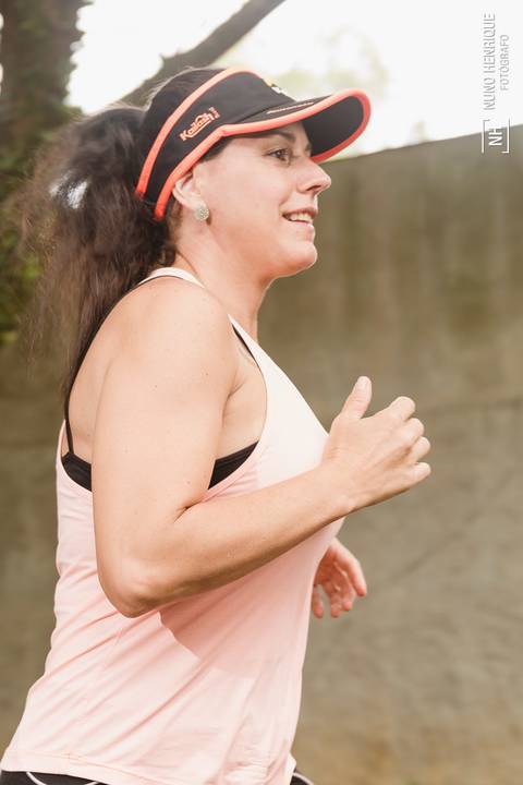 Ensaio fotográfico esportivo com a corredora Ana Pagiossi no Parque Ceret, zona leste de São Paulo.'