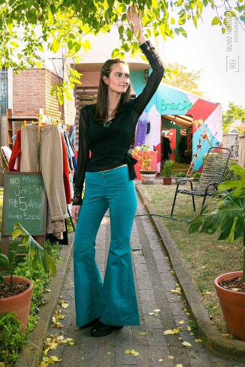 Ensaio fotográfico com a modelo Gabrielle Longobardi e maquiagem de Aline Custódio para o Devant Vintage Brechó, localizado no bairro de Perdizes em São Paulo.'