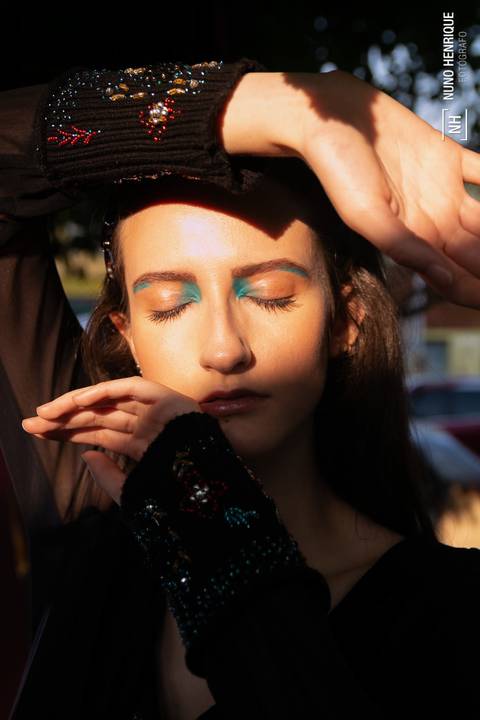Ensaio fotográfico com a modelo Gabrielle Longobardi e maquiagem de Aline Custódio para o Devant Vintage Brechó, localizado no bairro de Perdizes em São Paulo.'