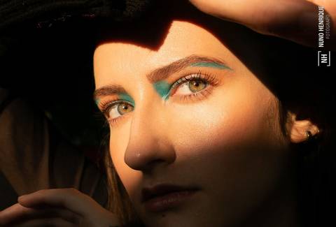 Ensaio fotográfico com a modelo Gabrielle Longobardi e maquiagem de Aline Custódio para o Devant Vintage Brechó, localizado no bairro de Perdizes em São Paulo.'