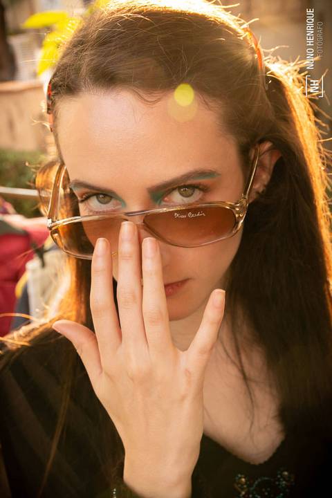 Ensaio fotográfico com a modelo Gabrielle Longobardi e maquiagem de Aline Custódio para o Devant Vintage Brechó, localizado no bairro de Perdizes em São Paulo.'