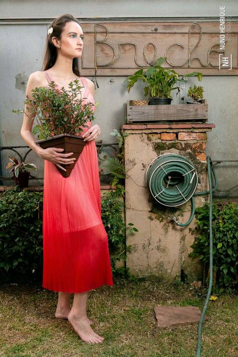 Ensaio fotográfico com a modelo Gabrielle Longobardi e maquiagem de Aline Custódio para o Devant Vintage Brechó, localizado no bairro de Perdizes em São Paulo.'