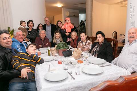 Festa infantil com toda a família reunida para celebrar do aniversário de 1 ano do Luigi.'