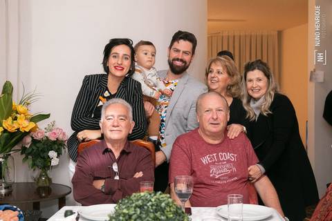 Festa infantil com toda a família reunida para celebrar do aniversário de 1 ano do Luigi.'