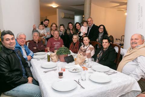 Festa infantil com toda a família reunida para celebrar do aniversário de 1 ano do Luigi.'