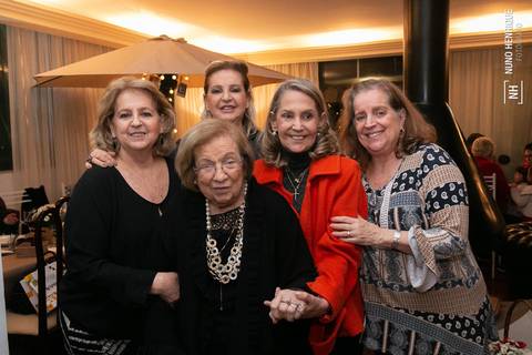 Festa infantil com toda a família reunida para celebrar do aniversário de 1 ano do Luigi.'