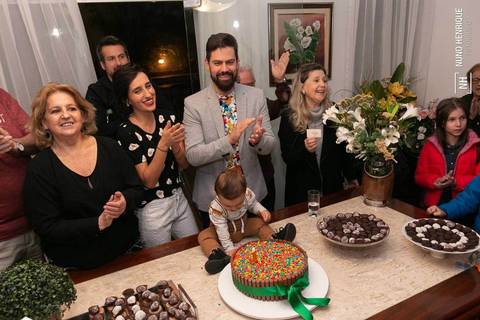 Festa infantil com toda a família reunida para celebrar do aniversário de 1 ano do Luigi.'