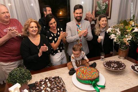 Festa infantil com toda a família reunida para celebrar do aniversário de 1 ano do Luigi.'