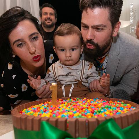 Festa infantil com toda a família reunida para celebrar do aniversário de 1 ano do Luigi.'