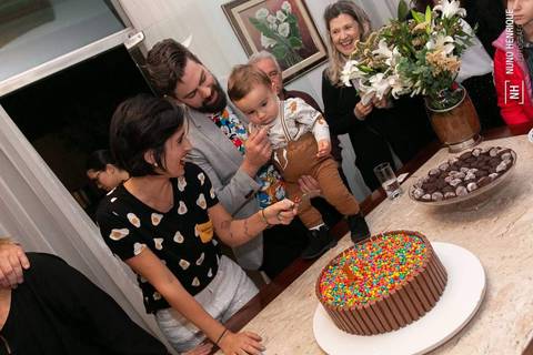 Festa infantil com toda a família reunida para celebrar do aniversário de 1 ano do Luigi.'