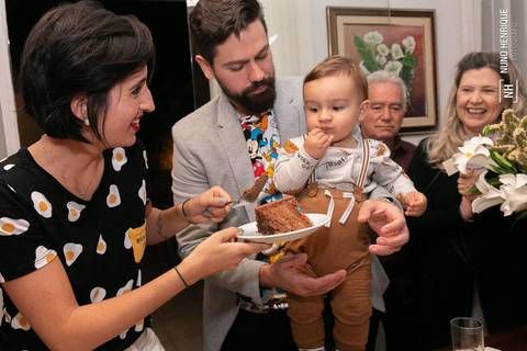 Festa infantil com toda a família reunida para celebrar do aniversário de 1 ano do Luigi.'
