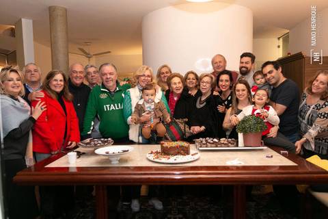 Festa infantil com toda a família reunida para celebrar do aniversário de 1 ano do Luigi.'