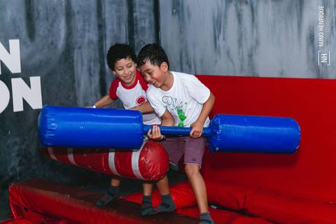 Festa infantil dos irmãos Valentina e Pedro no Urban Motion Morumbi com os amigos e colegas da escola Mapple Bear.'