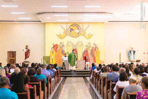 Cerimônia de batismo do João Lucas realizada na Igreja do Sagrado Coração de Jesus, zona sul de São Paulo.'