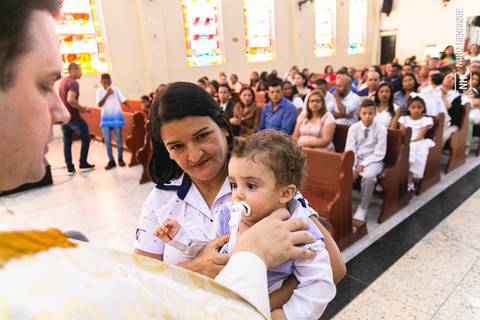 Cerimônia de batismo do João Lucas realizada na Igreja do Sagrado Coração de Jesus, zona sul de São Paulo.'