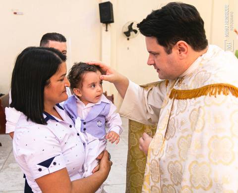 Cerimônia de batismo do João Lucas realizada na Igreja do Sagrado Coração de Jesus, zona sul de São Paulo.'