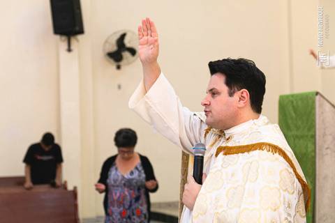 Cerimônia de batismo do João Lucas realizada na Igreja do Sagrado Coração de Jesus, zona sul de São Paulo.'