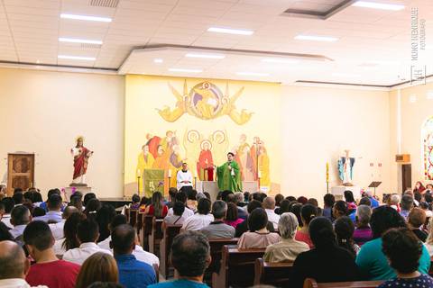 Cerimônia de batismo do Theo realizada na Igreja do Sagrado Coração de Jesus, zona sul de São Paulo.'