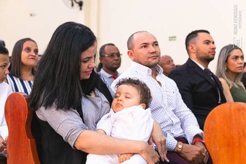 Cerimônia de batismo do Theo realizada na Igreja do Sagrado Coração de Jesus, zona sul de São Paulo.'