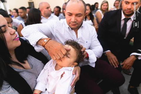 Cerimônia de batismo do Theo realizada na Igreja do Sagrado Coração de Jesus, zona sul de São Paulo.'