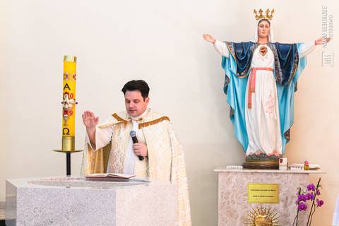 Cerimônia de batismo do Theo realizada na Igreja do Sagrado Coração de Jesus, zona sul de São Paulo.'