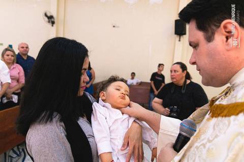 Cerimônia de batismo do Theo realizada na Igreja do Sagrado Coração de Jesus, zona sul de São Paulo.'
