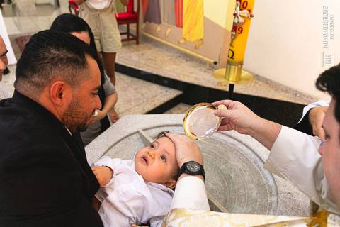 Cerimônia de batismo do Theo realizada na Igreja do Sagrado Coração de Jesus, zona sul de São Paulo.'