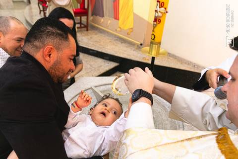 Cerimônia de batismo do Theo realizada na Igreja do Sagrado Coração de Jesus, zona sul de São Paulo.'