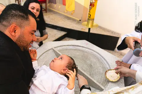 Cerimônia de batismo do Theo realizada na Igreja do Sagrado Coração de Jesus, zona sul de São Paulo.'