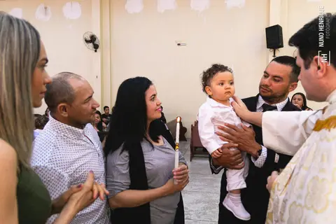 Cerimônia de batismo do Theo realizada na Igreja do Sagrado Coração de Jesus, zona sul de São Paulo.'