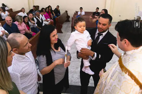 Cerimônia de batismo do Theo realizada na Igreja do Sagrado Coração de Jesus, zona sul de São Paulo.'