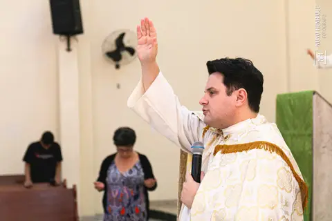 Cerimônia de batismo do Theo realizada na Igreja do Sagrado Coração de Jesus, zona sul de São Paulo.'