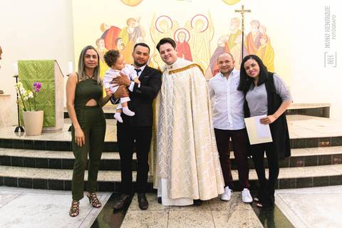 Cerimônia de batismo do Theo realizada na Igreja do Sagrado Coração de Jesus, zona sul de São Paulo.'