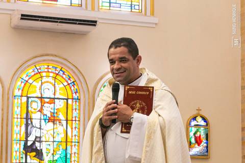 Cerrimônia de batizado da Isabella Ota na Paróquia Nossa Senhora Aparecida de Moema, em São Paulo.'