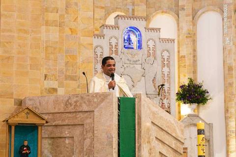 Cerrimônia de batizado da Isabella Ota na Paróquia Nossa Senhora Aparecida de Moema, em São Paulo.'