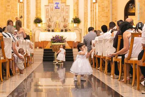 Cerrimônia de batizado da Isabella Ota na Paróquia Nossa Senhora Aparecida de Moema, em São Paulo.'